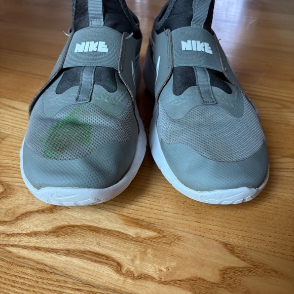 Nike Flex Runner 2 Slip-On Running Sneakers flat Gray white Shoes Boys Size 6 - Picture 4 of 13